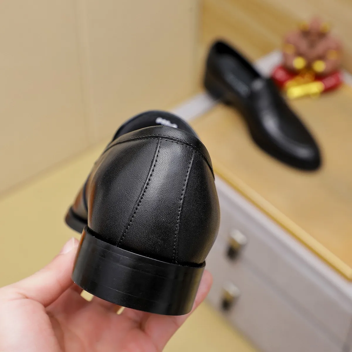 Men's Men's Shoes 💰420 💰[Louis Vuitton] LV high-end business formal leather shoes! ! Luxurious and elegant style, equal emphasis on practicality and style, professional focus on details and quality, counter original 1⃣️: 1⃣️ super accurate reproduction👍🏻! Material: The upper is made of imported original soft 🐂cowhide ➕imported first-layer sheepskin lining. Original anti-slip and wear-resistant outsole! Code number: 39--45, (38.46 custom-made) Large quantities in stock!